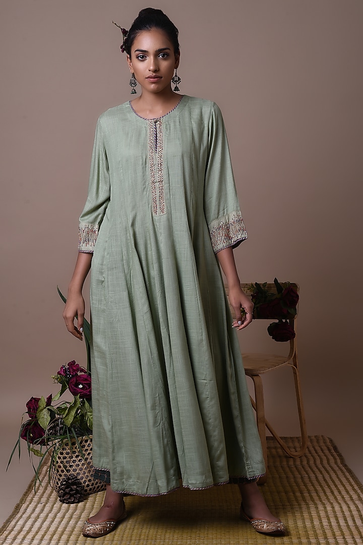 Green Embroidered Kurta Set by Barahmasi