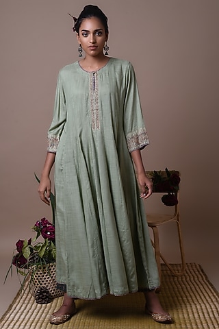 Green Embroidered Kurta Set by Barahmasi
