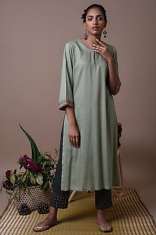 Green Hand Embroidered Kurta Set by Barahmasi
