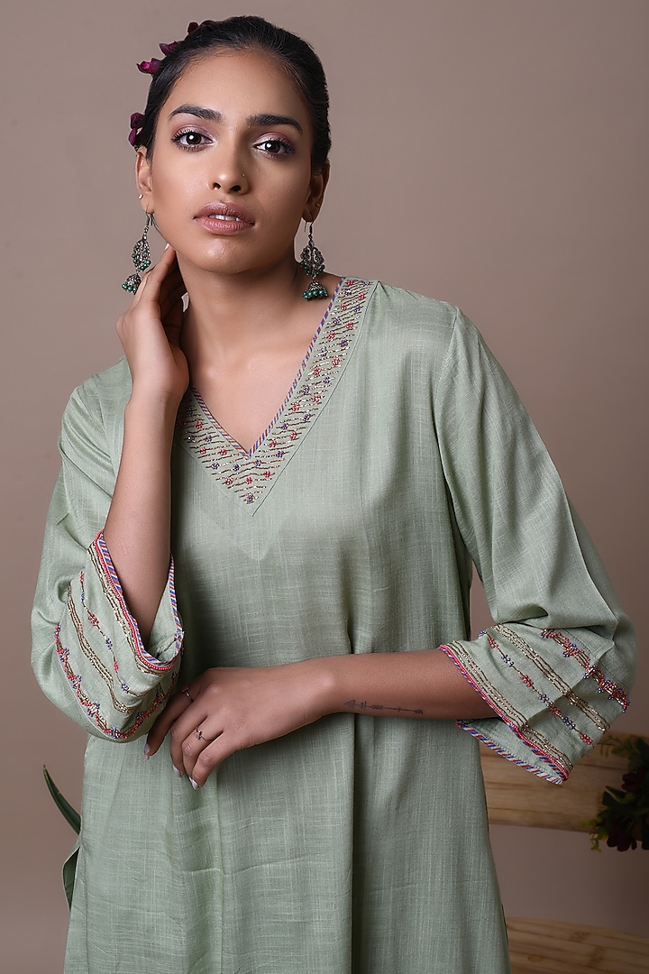 Green Rayon Slub Kurta Set by Barahmasi at Pernia's Pop Up Shop