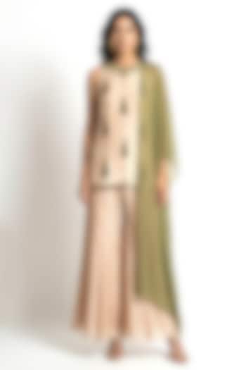 Beige Muslin & Organza Thread Embroidered Kurta Set by Basanti - Kapde aur Koffee at Pernia's Pop Up Shop