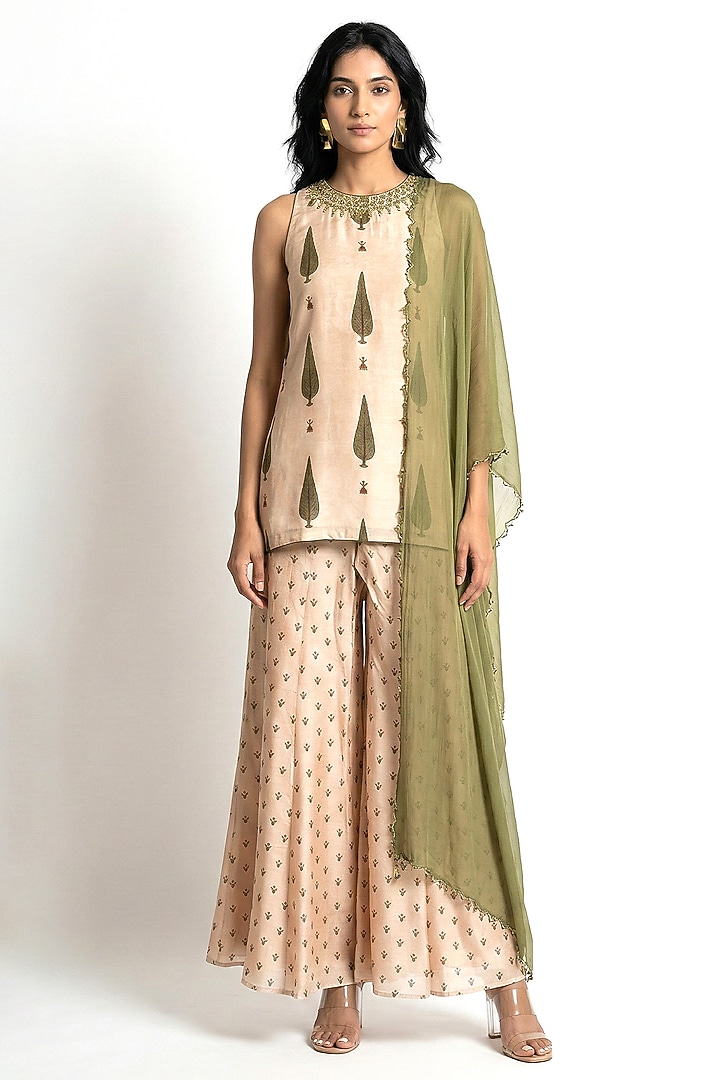 Beige Muslin & Organza Thread Embroidered Kurta Set by Basanti - Kapde aur Koffee at Pernia's Pop Up Shop