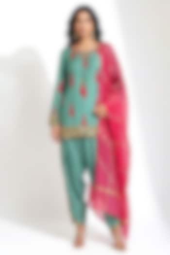 Green Muslin Thread Embroidered Kurta Set by Basanti - Kapde aur Koffee at Pernia's Pop Up Shop