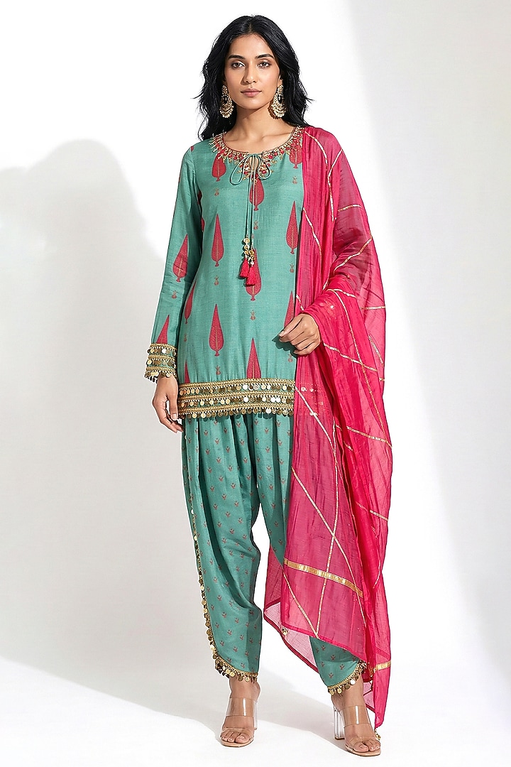 Green Muslin Thread Embroidered Kurta Set by Basanti - Kapde aur Koffee at Pernia's Pop Up Shop