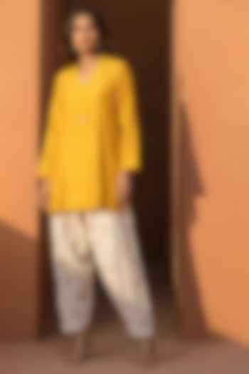 Mustard Chanderi Pearl Motif Co-Ord Set by Basanti - Kapde aur Koffee at Pernia's Pop Up Shop