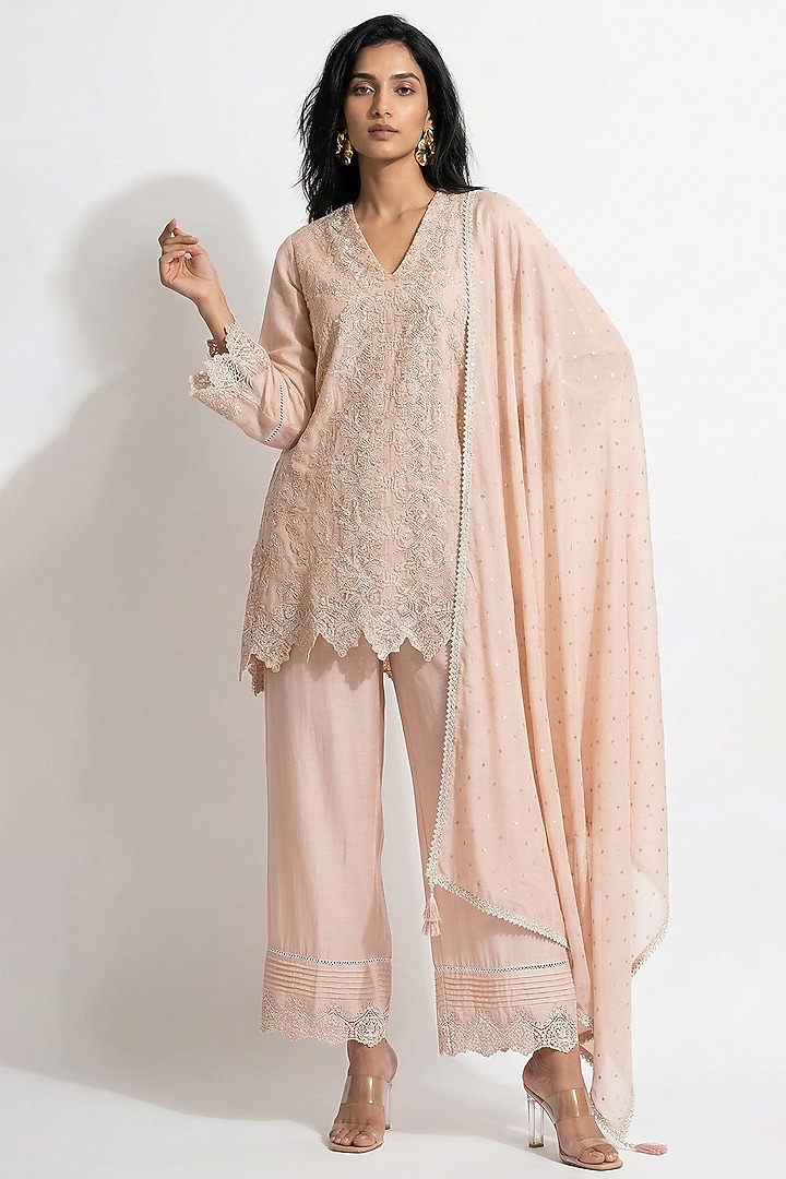 Peach Cotton Chanderi Sequins & Thread Embroidered Kurta Set by Basanti - Kapde aur Koffee at Pernia's Pop Up Shop