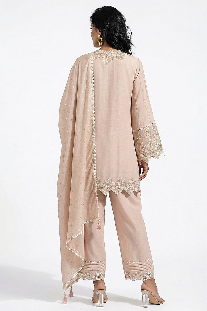 Peach Cotton Chanderi Sequins & Thread Embroidered Kurta Set by Basanti - Kapde aur Koffee at Pernia's Pop Up Shop