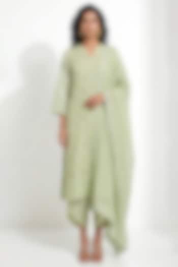 Green Cotton Chanderi Thread Embroidered Kurta Set by Basanti - Kapde aur Koffee at Pernia's Pop Up Shop