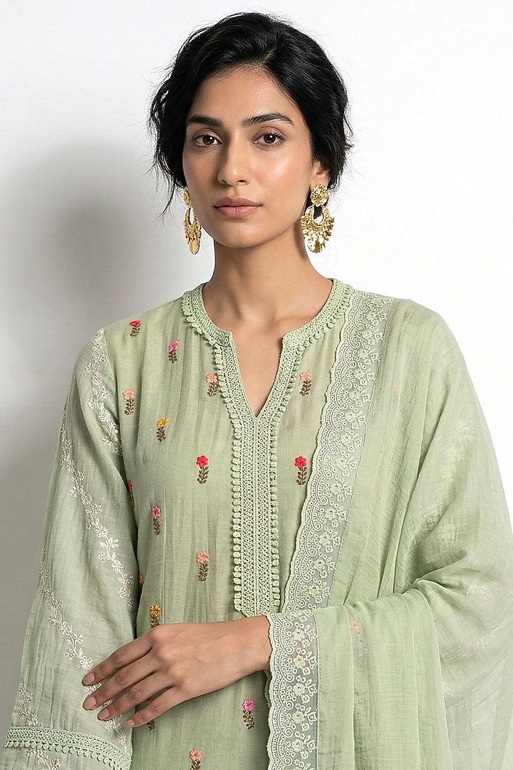 Green Cotton Chanderi Thread Embroidered Kurta Set by Basanti - Kapde aur Koffee at Pernia's Pop Up Shop