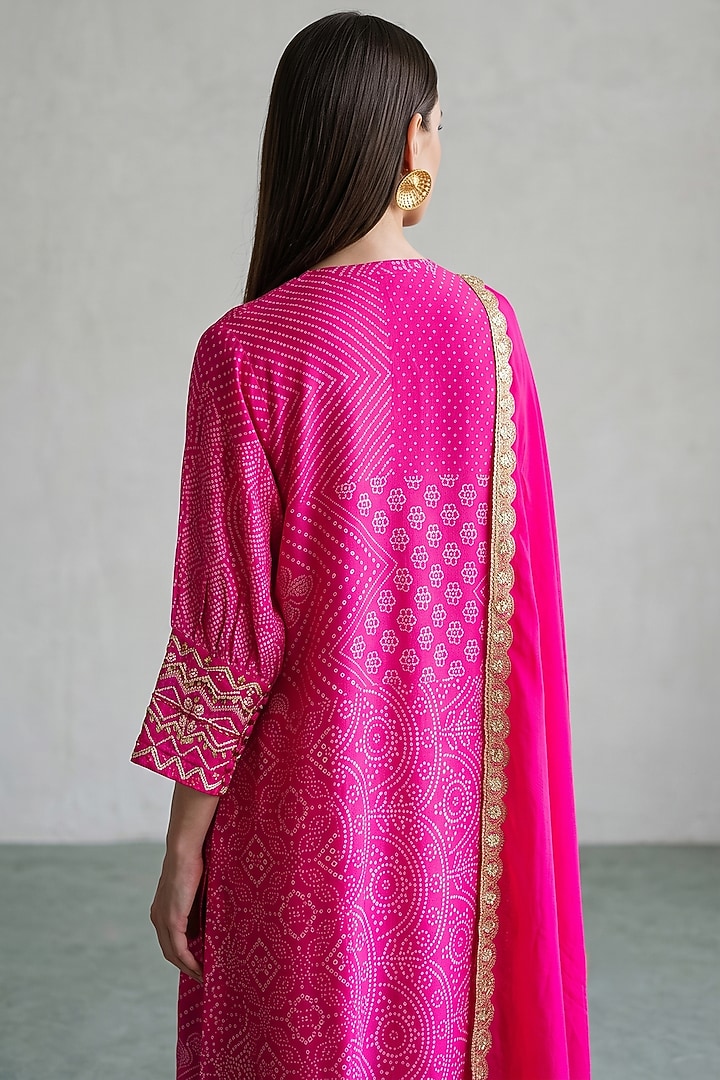 Rani Pink Muslin Bandhej Kaftan Set by Basanti - Kapde aur Koffee at Pernia's Pop Up Shop