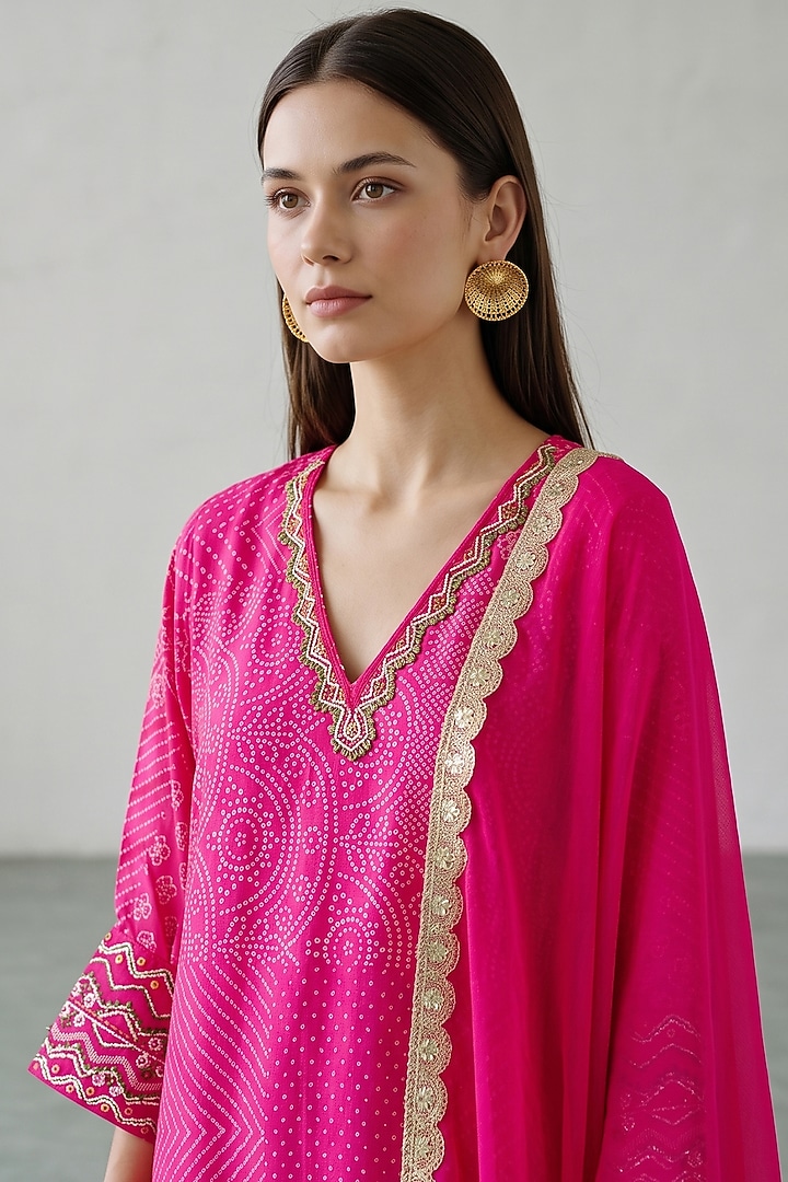 Rani Pink Muslin Bandhej Kaftan Set by Basanti - Kapde aur Koffee at Pernia's Pop Up Shop