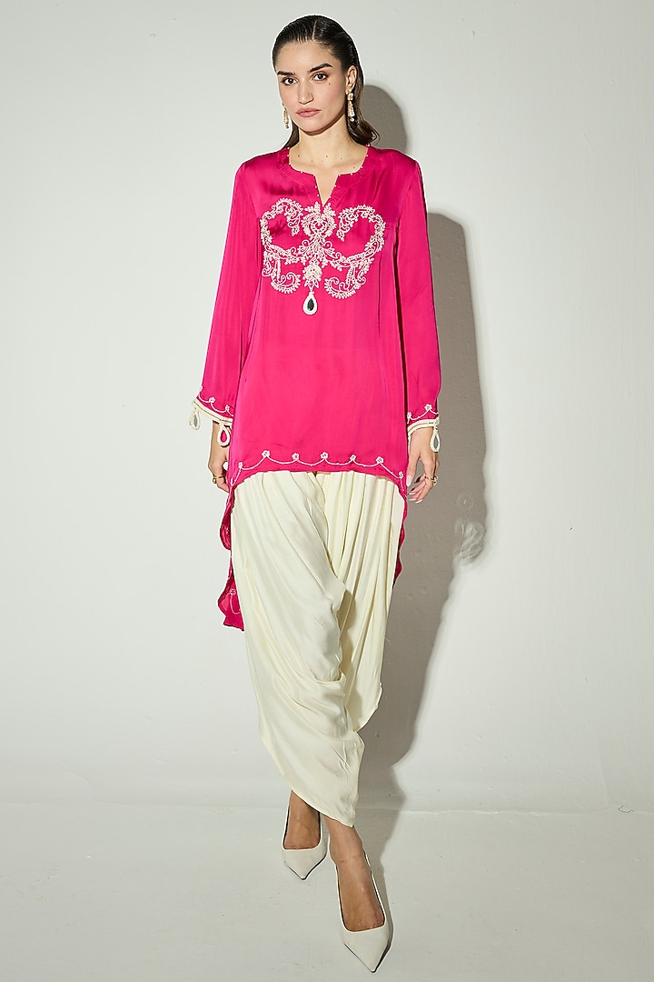 Rani Pink Satin Thread Embroidered Kurta Set by Basanti - Kapde aur Koffee at Pernia's Pop Up Shop