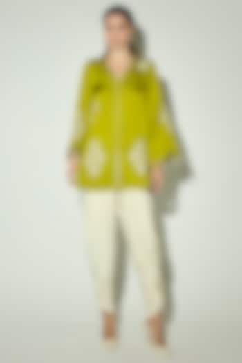 Green Satin Thread Embroidered Kurta Set by Basanti - Kapde aur Koffee at Pernia's Pop Up Shop