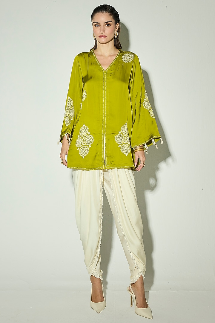 Green Satin Thread Embroidered Kurta Set by Basanti - Kapde aur Koffee at Pernia's Pop Up Shop