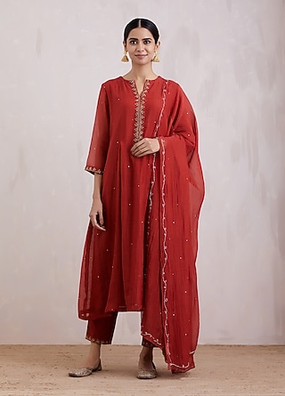 Red Hand Embroidered Kurta Set by Barahmasi