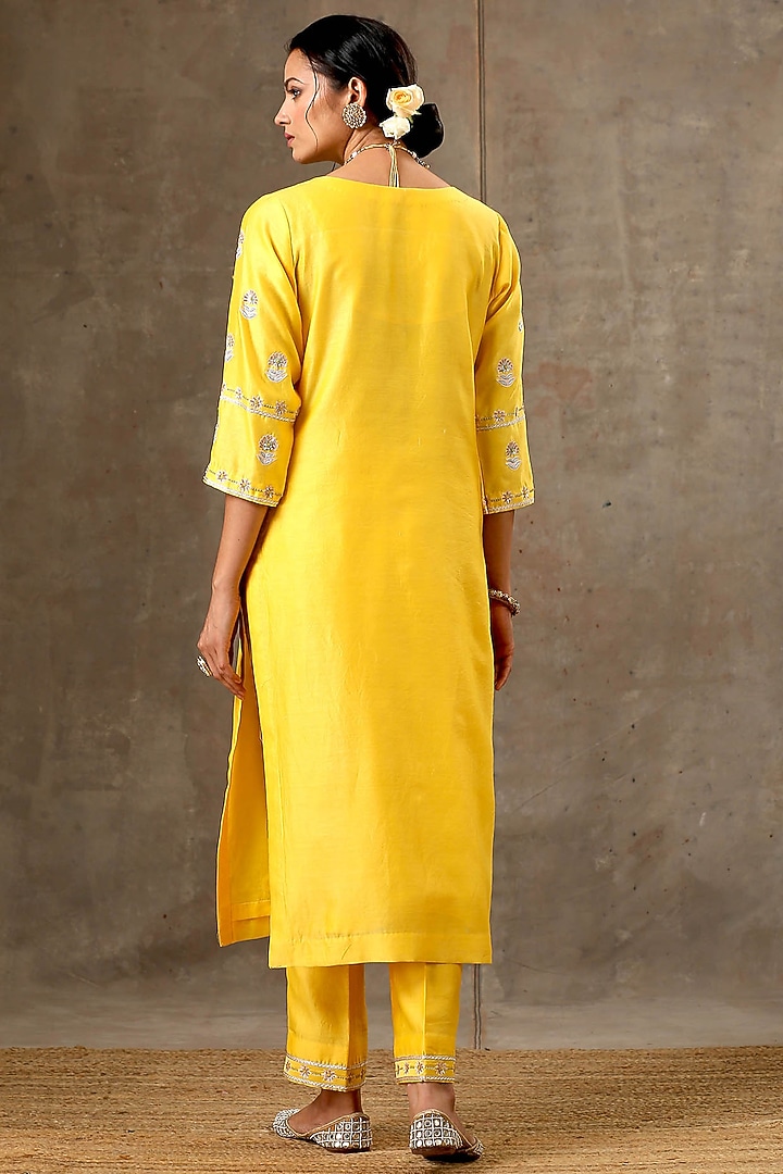 Yellow Handloom Chanderi Silk Resham Embroidered Kurta Set by Bbaawri at Pernia's Pop Up Shop