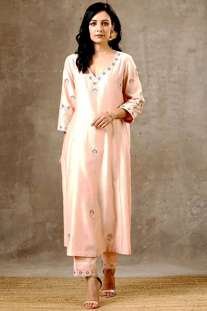 Peach Handloom Chanderi Silk Resham Embroidered Kurta Set by Bbaawri at Pernia's Pop Up Shop
