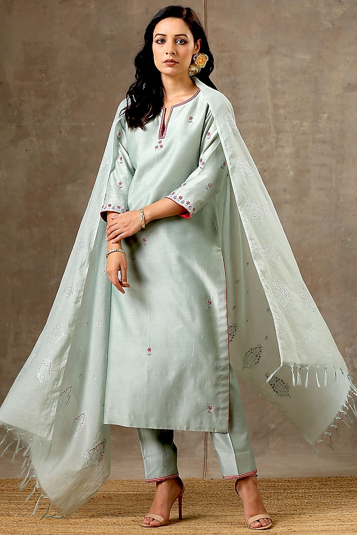 Green Handloom Chanderi Silk Resham Embroidered Kurta Set by Bbaawri at Pernia's Pop Up Shop