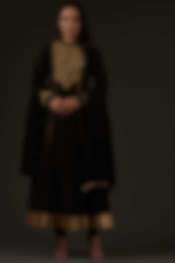 Black Embroidered Kurta Set by Balance by Rohit Bal at Pernia's Pop Up Shop