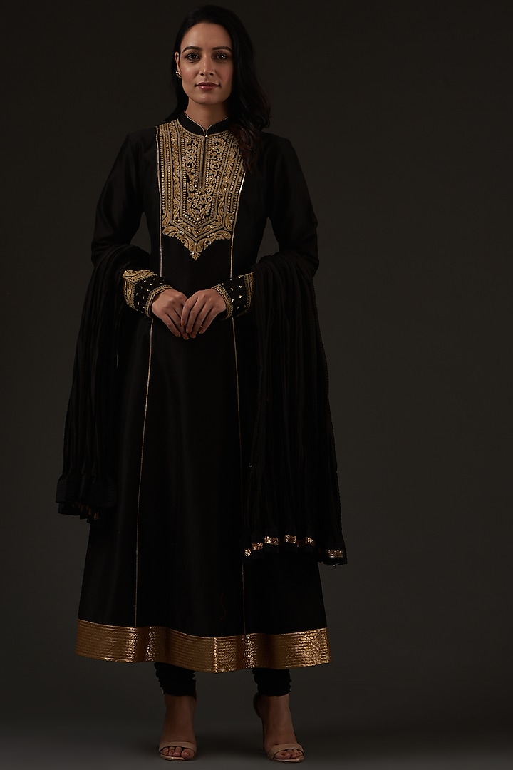 Black Embroidered Kurta Set by Balance by Rohit Bal at Pernia's Pop Up Shop
