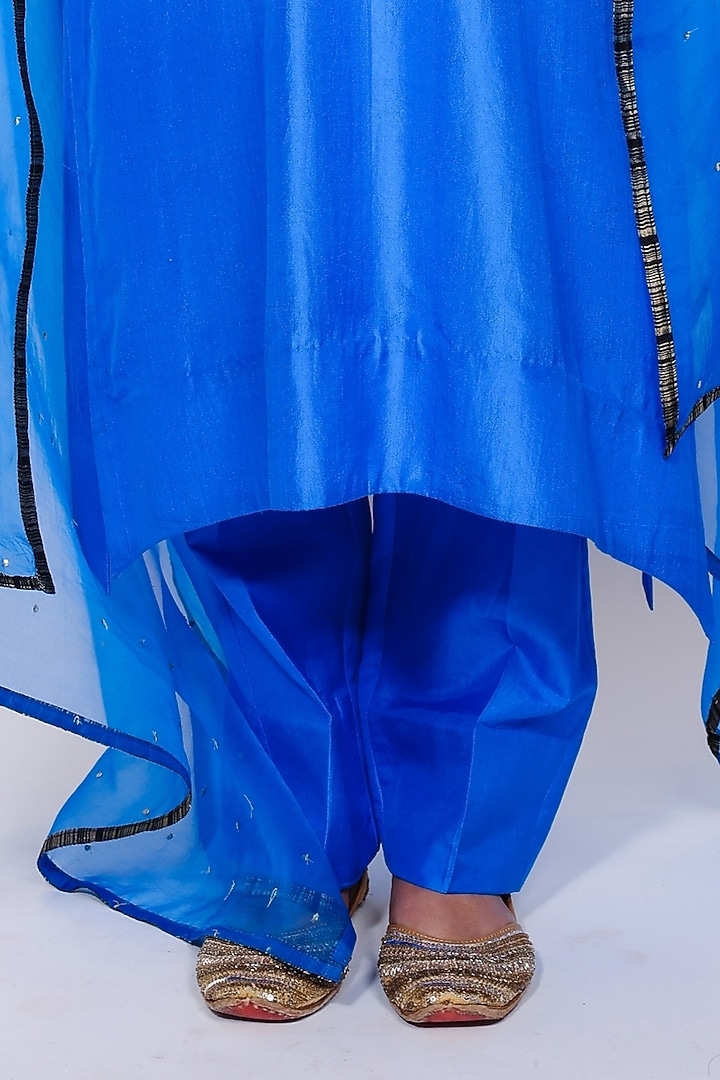Royal Blue Pure Silk Sitara Embroidered Kurta Set by Brahmand By Vertika Kalra at Pernia's Pop Up Shop