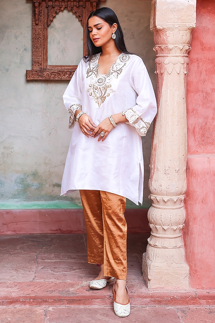 Ivory Pure Silk Sitara Embroidered Kurta Set by Brahmand By Vertika Kalra at Pernia's Pop Up Shop