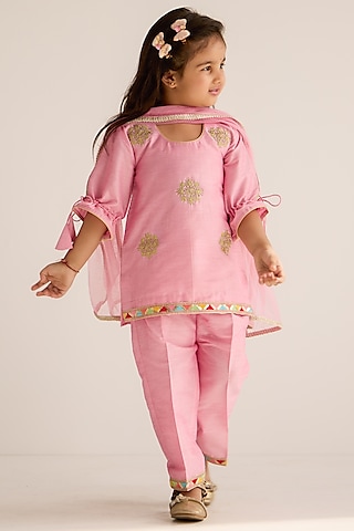 Pink Cotton Silk Floral Embroidered Kurta Set For Girls by Be Bonnie