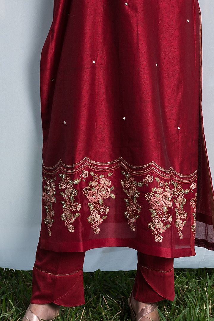 Maroon Printed Kurta Set by Beige at Pernia's Pop Up Shop