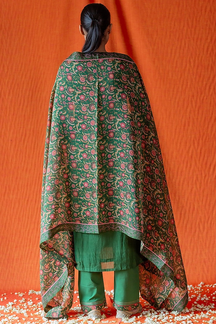 Green Embroidered Kurta Set by Beige at Pernia's Pop Up Shop