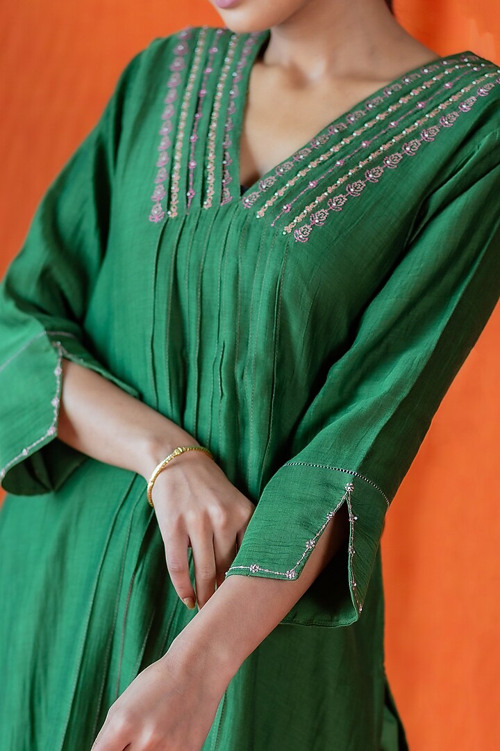 Green Embroidered Kurta Set by Beige at Pernia's Pop Up Shop