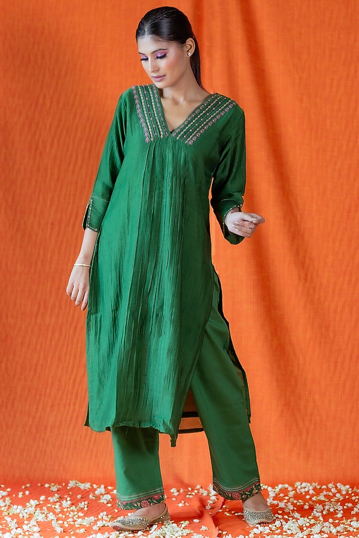 Green Embroidered Kurta Set by Beige at Pernia's Pop Up Shop