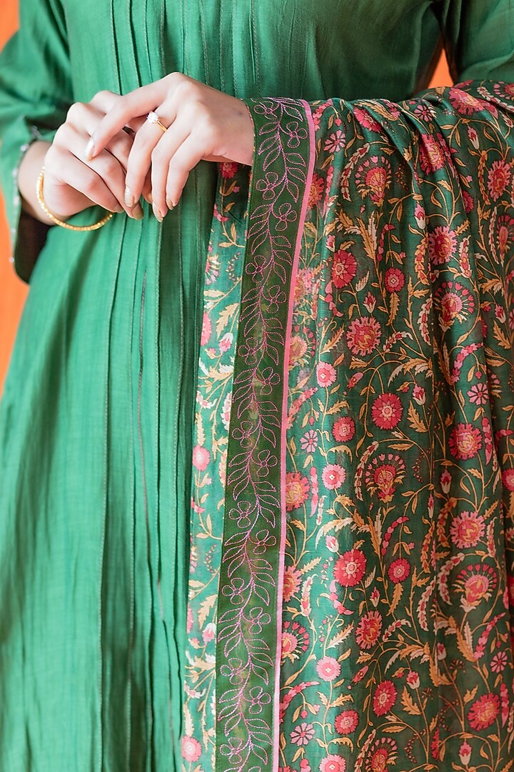 Green Embroidered Kurta Set by Beige at Pernia's Pop Up Shop