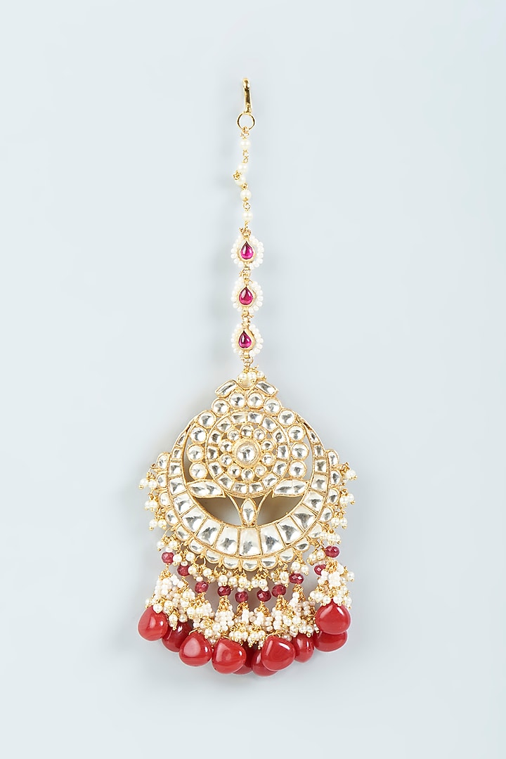 Gold Finish Maang Tikka With Red Stones by Belsi's Jewellery at Pernia's Pop Up Shop