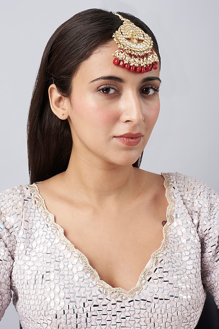Gold Finish Maang Tikka With Red Stones by Belsi's Jewellery at Pernia's Pop Up Shop