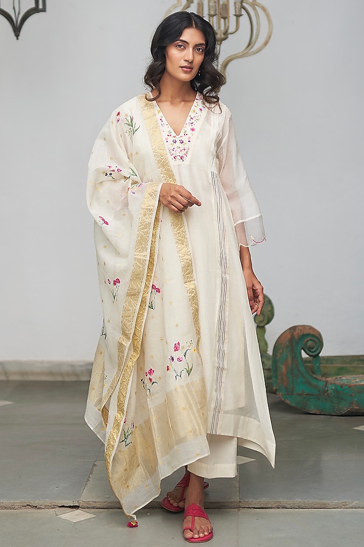 White Machine Embroidered Kurta Set by Begum Pret