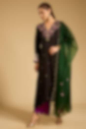 Black Habutai Silk Resham Work Kurta Set by Begum Pret at Pernia's Pop Up Shop