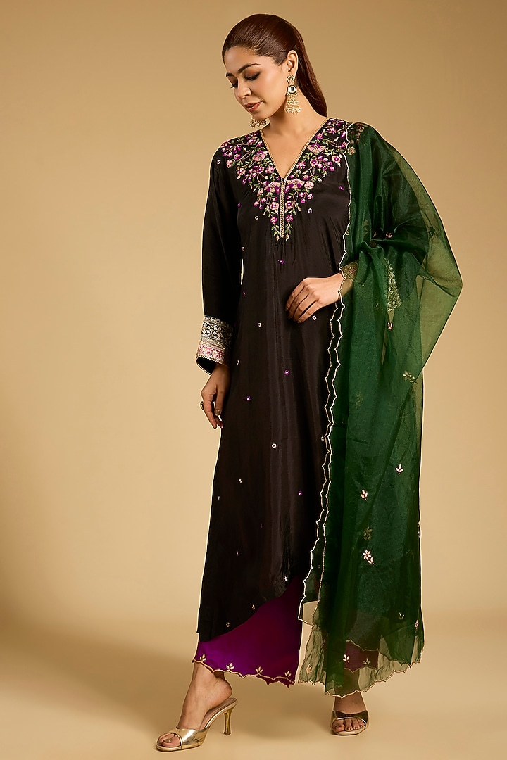 Black Habutai Silk Resham Work Kurta Set by Begum Pret at Pernia's Pop Up Shop