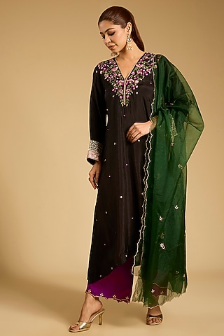 Black Habutai Silk Resham Work Kurta Set by Begum Pret