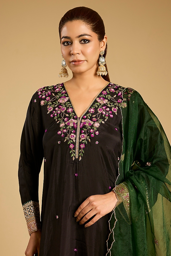 Black Habutai Silk Resham Work Kurta Set by Begum Pret at Pernia's Pop Up Shop