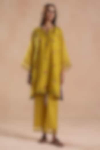 Yellow Chanderi Silk Floral Embroidered Kurta Set by Begum Pret at Pernia's Pop Up Shop