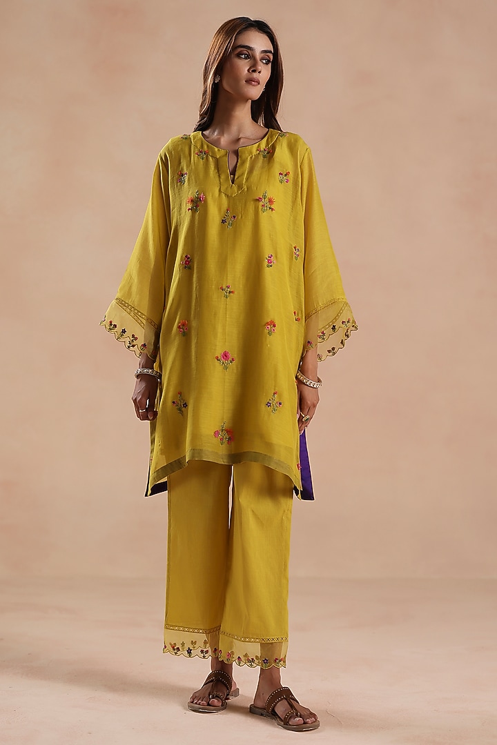 Yellow Chanderi Silk Floral Embroidered Kurta Set by Begum Pret at Pernia's Pop Up Shop