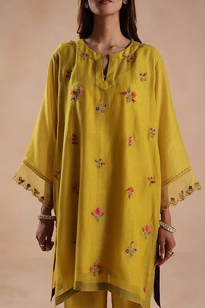 Yellow Chanderi Silk Floral Embroidered Kurta Set by Begum Pret at Pernia's Pop Up Shop