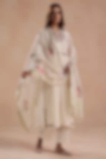 Ivory Chanderi Silk Floral Embroidered Kurta Set by Begum Pret at Pernia's Pop Up Shop