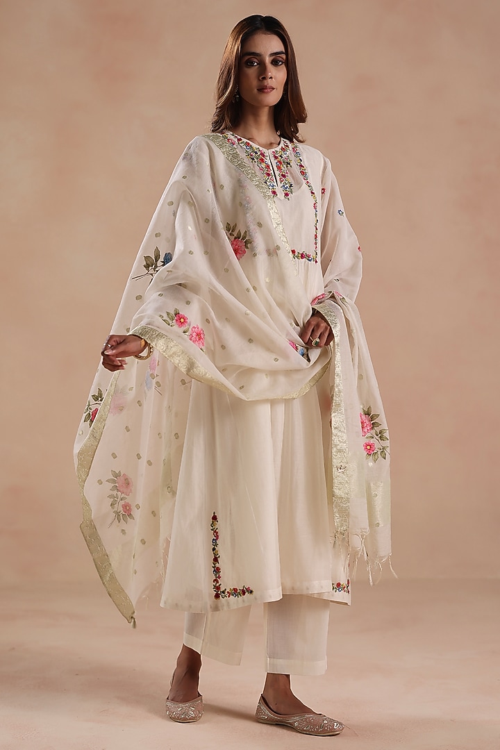 Ivory Chanderi Silk Floral Embroidered Kurta Set by Begum Pret at Pernia's Pop Up Shop