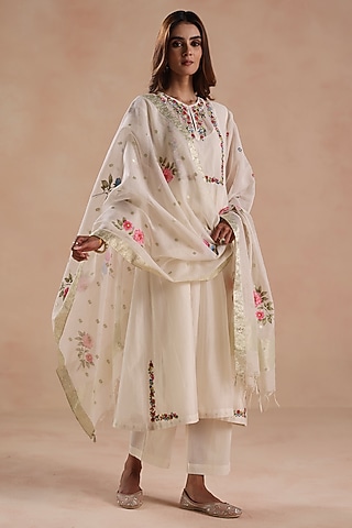 Ivory Chanderi Silk Floral Embroidered Kurta Set by Begum Pret