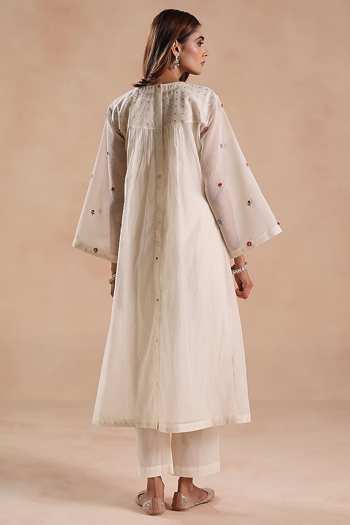 Ivory Chanderi Silk Floral Embroidered Kurta Set by Begum Pret at Pernia's Pop Up Shop