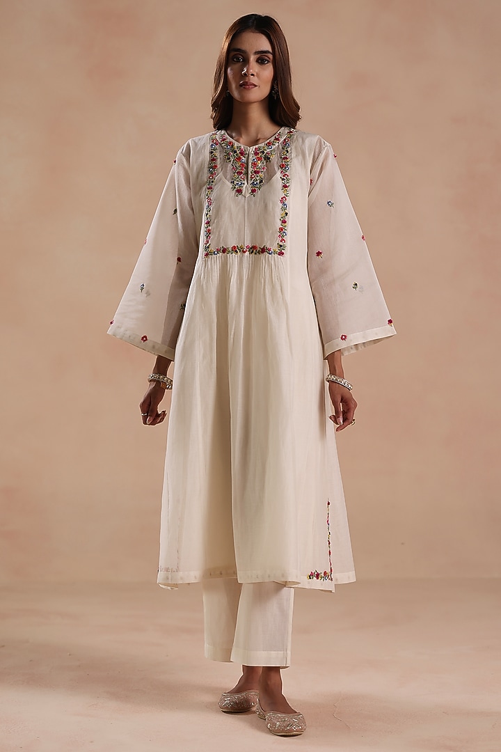 Ivory Chanderi Silk Floral Embroidered Kurta Set by Begum Pret at Pernia's Pop Up Shop