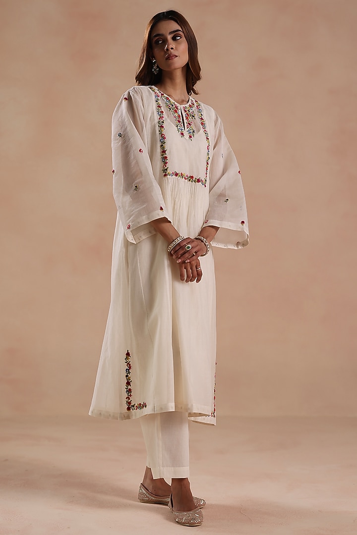 Ivory Chanderi Silk Floral Embroidered Kurta Set by Begum Pret at Pernia's Pop Up Shop