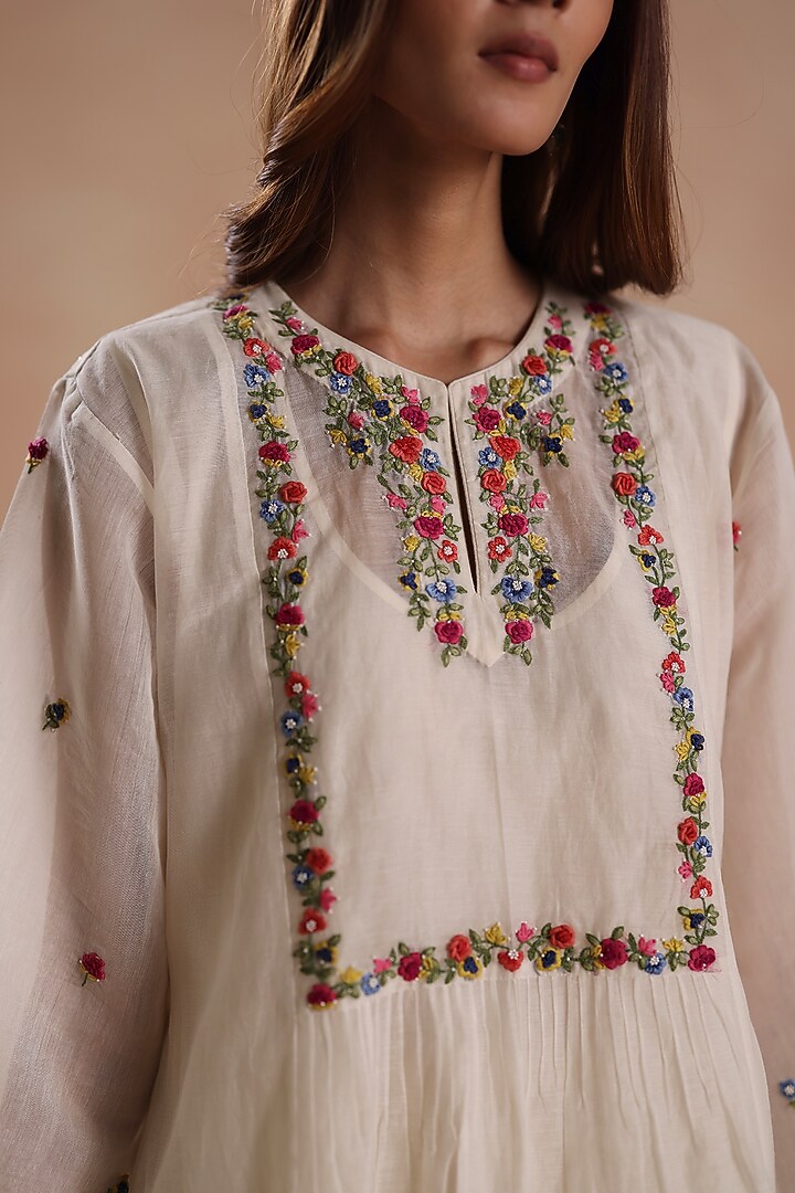 Ivory Chanderi Silk Floral Embroidered Kurta Set by Begum Pret at Pernia's Pop Up Shop