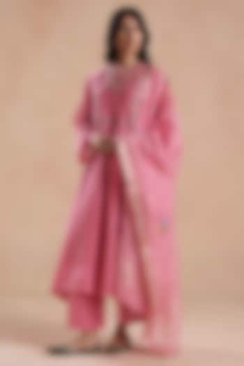 Pink Chanderi Silk Floral Embroidered Kurta Set by Begum Pret at Pernia's Pop Up Shop